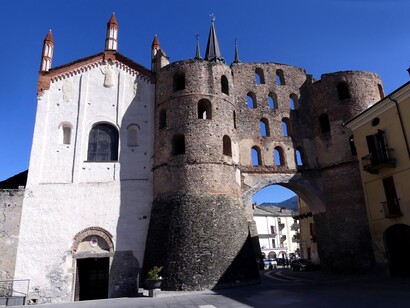 Cattedrale di San Giusto annessa alla porta romana "Porta Savoia", Susa, Italia