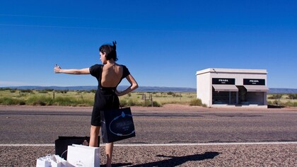 Haciendo autostop frente a la tienda de Prada en Marfa, Texas