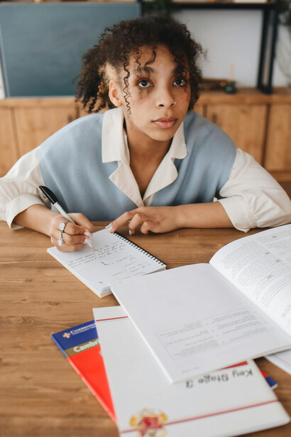 Niña estudiando según los modelos tradicionales. El aprendizaje adaptativo es un enfoque educativo enfocado en personalizar la experiencia educativa a partir del uso de IA y aprendizaje automático