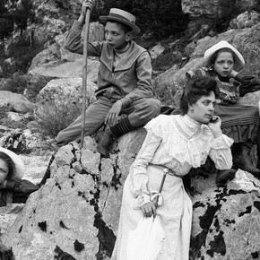 Ritratto di donna con figli (dettaglio), 1890-99. Cortesia dell’Università Iuav di Venezia © Eugenio Goglio. Museo delle storie di Bergamo