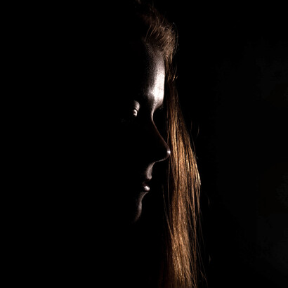 Ella, que era muy asediada, se comprometió con otro. Sufrió la noticia y se concentró en su carrera militar, pero, aun así, nunca logró olvidar a Camila