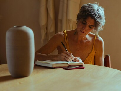 Acredito que devo, o contrário é que nunca sei ao certo se estou a te escutar, mas porque a dificuldade de refletir a ti parte de mim que vem dar a luz para escuridão? Isso não quer dizer que não ouço e vejo viu dona Alma, porque consigo saber dos atributos do ser você