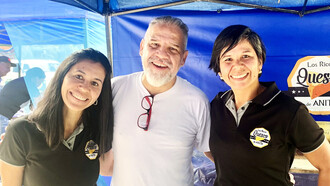 Anita Acosta y el chef Tomás Fernández en el puesto de 'Los ricos quesos de Anita' en Caracas, Venezuela