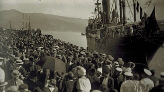 Galicia, Galicia: cientos de personas dicen adiós en el puerto de Vigo a un paquebote con destino a América a principios del siglo XX