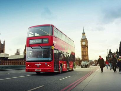 Londres. Um ônibus vermelho em frente ao Big Ben