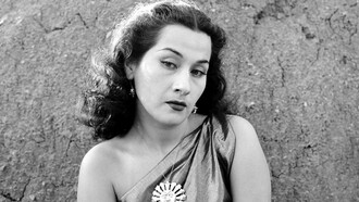 Yma Sumach. Aufgewachsen in idyllischen wilden Landschaften soll ihre stimmliche Tapferkeit von den Echos der Vögel stammen, die sie seit ihrer Kindheit umgeben