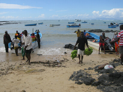 Chindini Plage, lance bimotori fanno la spola con l'isola Moheri