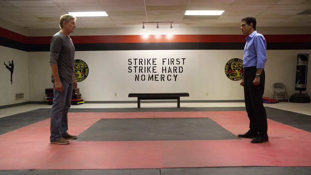 Daniel Larusso (Ralph Macchio, a la derecha) y Johny Lawrence (William Zabka) de nuevo frente a frente