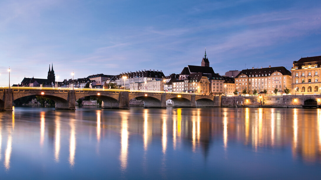 Ponte Basel di notte. (Basel Tourismus)