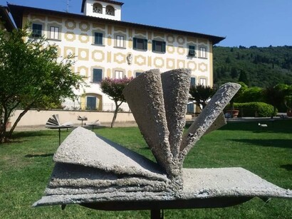 Ignazio Fresu, libro. Attraverso lui apriamo le pagine inevitabilmente a tutti i mondi possibili, non solo quelli vissuti nella vita, quanto a quelli sentiti dall’anima; attraverso i suoi libri Ignazio Fresu esplora il mondo della natura; il libro non è più solo un oggetto della biblioteca, ma diventa una porta, un tramite per conoscere le leggi che governano l’universo e l’infinito