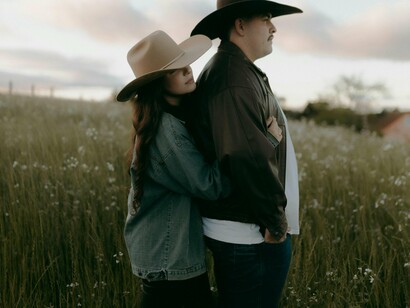 A música sertaneja, tão associada a Goiás, muitas vezes celebra também essa relação com a vida simples do interior e com os rituais de mesa. O turista que chega à cidade não encontra apenas uma capital, mas um lugar onde a gastronomia é parte da identidade coletiva