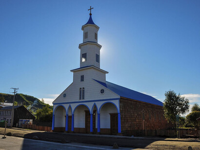 Las comunidades chilotas continúan denunciando la contaminación del mar interior y la pérdida de biodiversidad a causa de las salmoneras, en un contexto de desprotección estatal