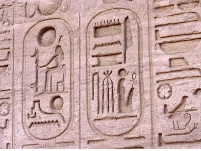 Lago Nasser, Wadi Halfa, Sudan. Wadi Halfa ci appare come un paese anonimo, formato da case in terra sparse nel deserto sulla riva destra del Nilo