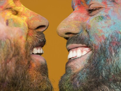 Casal homossexual. A vulnerabilidade e a exclusão social muitas vezes agravam ansiedade, depressão, insônia, estresse, e outros problemas que envolvem a saúde mental. Um dado bastante preocupante do estudo é que mais da metade da população trans (57,4%) já foi diagnosticada com algum destes problemas