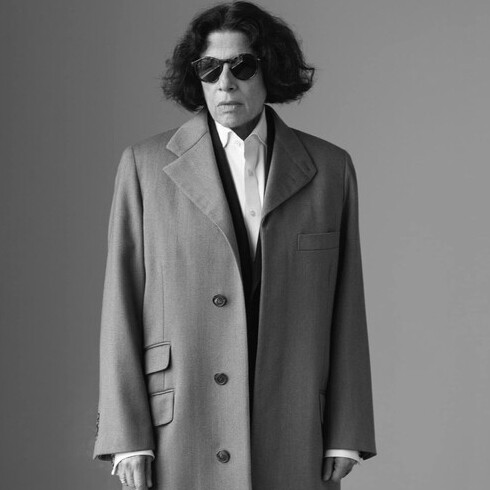 A diferencia de la celebridad algorítmica, el prestigio de Lebowitz no depende de la exposición constante, sino de una voz reconocible que resiste la lógica de los quince minutos