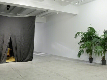 Marcel Broodthaers and James Lee Byars. Courtesy of Marian Goodman Gallery