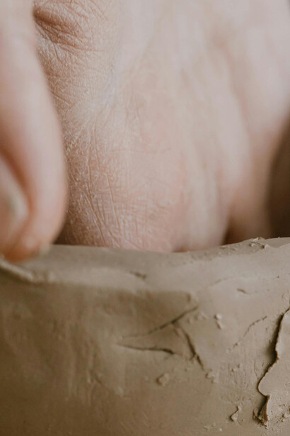 O estoicismo considera a felicidade como a tranquilidade da mente e o controle das emoções, buscando a harmonia interior