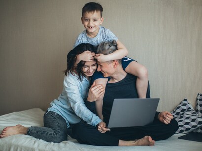 Pais e filho mais velho passam tempo juntos