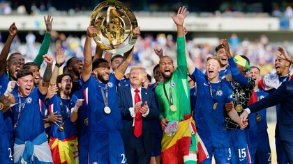 I giocatori del Chelsea FC sollevano il trofeo della Coppa del Mondo per Club FIFA con il presidente degli Stati Uniti Donald Trump dopo la finale della Coppa del Mondo per Club FIFA 2025 al MetLife Stadium di East Rutherford, New Jersey, il 13 luglio 2025
