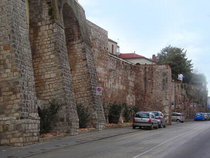 Mura longobarde, Benevento, Italia. La cinta muraria della città di Benevento, che ancora oggi possiamo ammirare, è attribuibile ai Longobardi che la ricostruirono su quella distrutta da Totila nel 524 d.C.