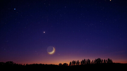 Cielo notturno con luna e stelle