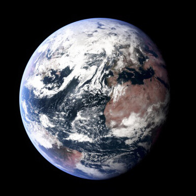 La terre vue de l'espace. Dire que la terre tourne autour du soleil est donc incomplet, et partant, imprécis, et faux