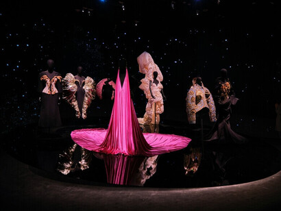 Une expérience sensorielle où la mode devient un langage spirituel