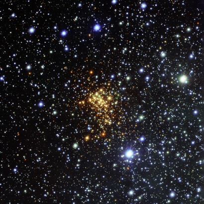 Supercúmulo estelar Westerlund 1. Las estrellas más calientes se observan azuladas porque su máximo de emisión se desplaza hacia longitudes de onda cortas y energéticas