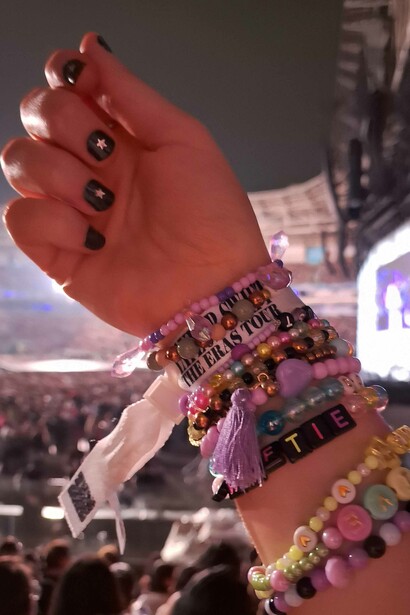 Taylor Swift escribe sobre el amor, el desamor, la amistad y el crecimiento personal de una manera que resuena profundamente con sus oyentes. Sao Paulo. Brasil