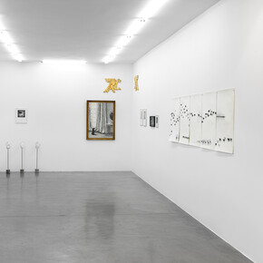 Varios artistas, Hay un pájaro azul en mi corazón, vista de exhibición. Cortesía de Galería Hache. Foto por Ignacio Iasparra