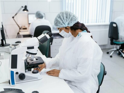 Na grande maioria dos doentes, a SPS está associada à presença de autoanticorpos contra uma enzima chamada ácido glutâmico descarboxilase (GAD65), essencial para a produção de GABA, o principal neurotransmissor inibitório do sistema nervoso