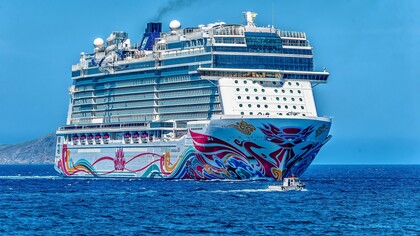 Cruzeiro em alto mar decorado com cores de carnaval para a temporada de shows e blocos no Brasil