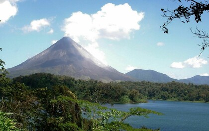 Vista del volcán Arenal y lago de Arenal, en la provincia de Alajuela, Costa Rica. Luko Hilje