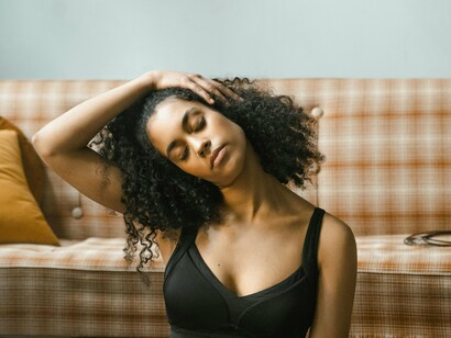 Muitas pessoas têm a falsa impressão de que descansar é simplesmente “não fazer nada”, mas a realidade é bem diferente: o descanso é um processo ativo e fundamental para que o organismo possa se recuperar e se adaptar aos estímulos físicos que recebeu. É justamente nesse período que o corpo realiza as mudanças necessárias para se tornar mais forte, mais rápido e mais resistente