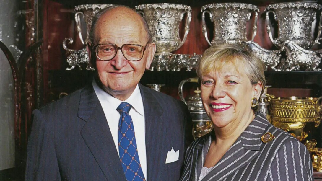 Alan e Simone Hartman posano davanti a una parte della loro collezione di argenti