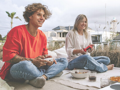 Una pareja jugando videojuegos