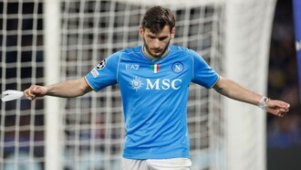 Khvicha Kvaratskhelia è un calciatore georgiano noto per il suo dribbling fulmineo e la sua capacità di creare occasioni da gol