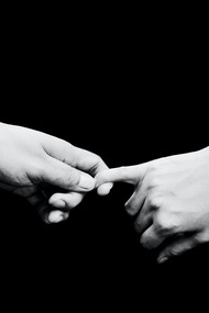 Filho e mãe em momento de adeus ao quase solteram seus dedos