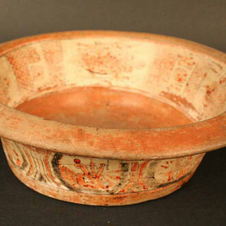 Fuente con representación pictórica

Materiales: Cerámica

Clásico Tardío 600- 900 d.C.

Medidas: 90 mm de alto