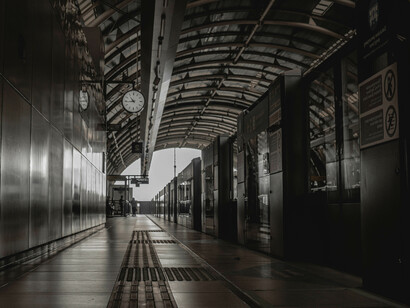 Confundido, Daniel cruzó la puerta y se encontró de nuevo en la estación, pero algo había cambiado