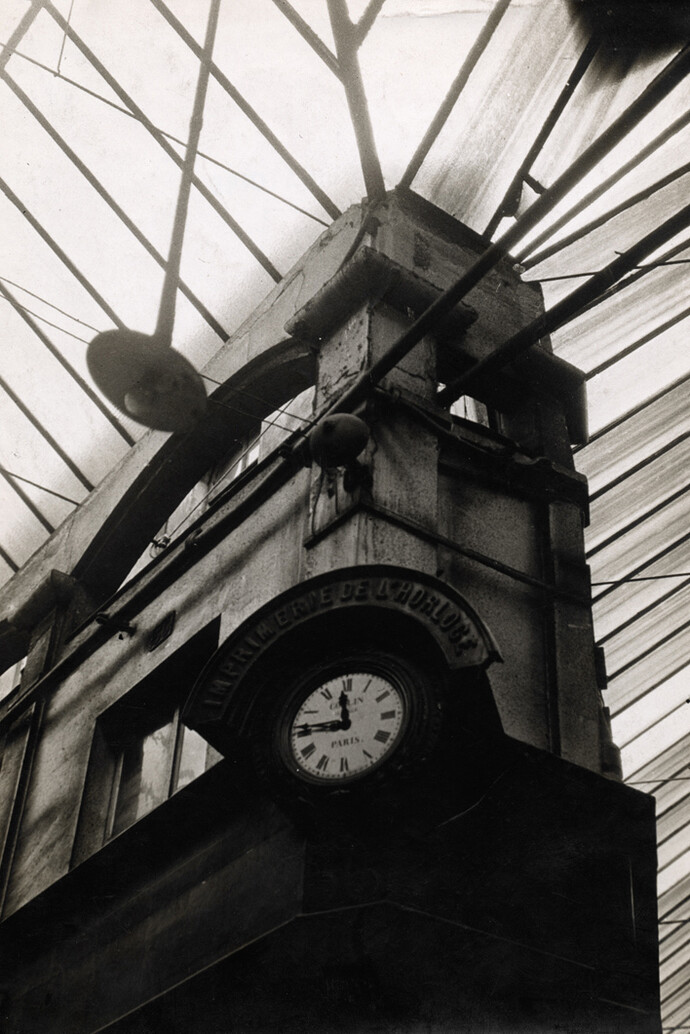 Germaine Krull, Architecture ancienne : imprimerie de l’Horloge, 1928, Tirage gélatino-argentique, 21,9 x 15,2cm, Amsab-Institut d’Histoire Sociale, Gand © Estate Germaine Krull, Museum Folkwang, Essen