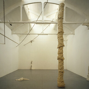 Federico De Leonardis, Carcere d'invenzione I, cera e catene, installazione ambientale, 1986