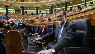 Mariano Rajoy Brey en su escaño, tan contento