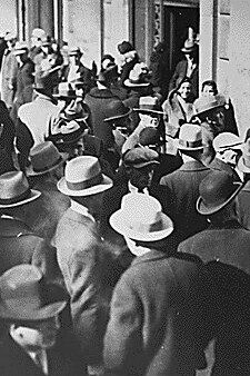 Fila para ingresar a un banco en Michigan, Estados Unidos, 1933