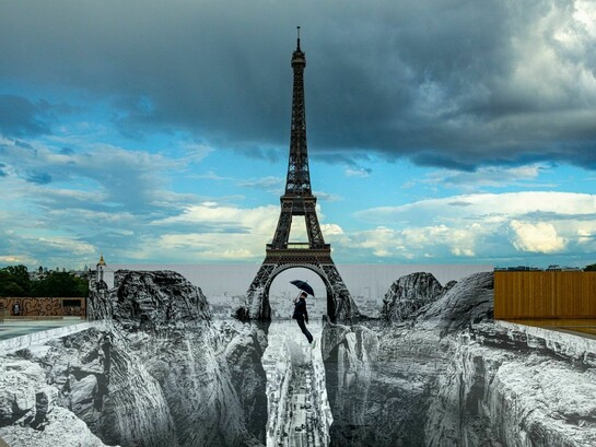 Imagen de la instalación de JR en la Torre Eiffel, París, Francia