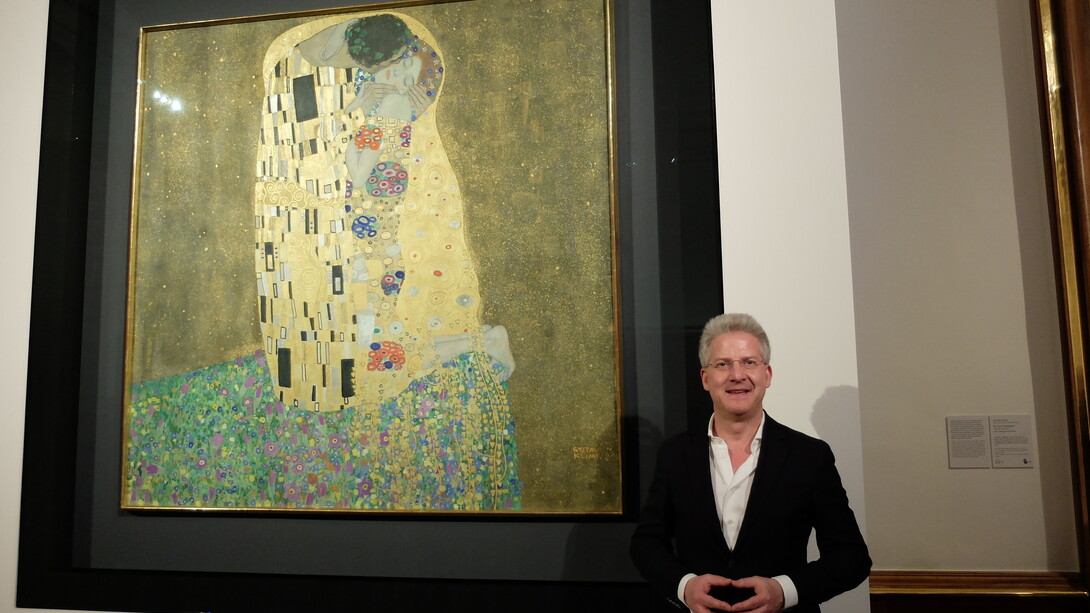 Mario Bogisch vor dem „Kuss“ im Oberen Belvedere, Wien, Foto: Katarina Budimaier