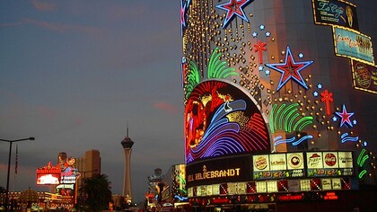 El Riviera Hotel fue construido por un grupo de inversionistas de Miami. Durante un período, los propietarios estaban vinculados a la mafia (como fue el caso de muchos resorts de Las Vegas en las décadas de 1960 y 1970) controlaron el hotel. Harpo Marx y Gummo Marx tenían participaciones minoritarias en la inauguración. Los hermanos Marx poseían poco menos del diez por ciento del hotel. Se dice que Gummo convenció a su hermano para que invirtiera en el hotel, ya que sería un lugar ideal para actuar. Harpo se vendió fácilmente. Dean Martin tuvo una participación minoritaria mientras era cabeza de cartel en la sala de exposiciones. Gus Greenbaum fue contratado para administrar el Riviera en 1955. Había administrado con éxito el Hotel Flamingo tras la muerte de Bugsy Siegel. Sin embargo, las adicciones a las drogas y al juego de Greenbaum lo llevaron a malversar fondos del casino. En diciembre de 1958, Greenbaum y su esposa fueron asesinados en su casa de Phoenix, Arizona, supuestamente por orden de Meyer Lansky o Tony Accardo