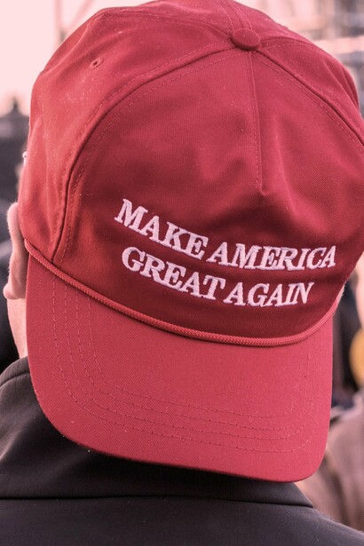 El eslogan de campaña "Make America Great Again" ("Hagamos América Grande de Nuevo") es emblemático de la nueva "Doctrina Donroe"