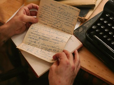 Otávio de Faria, em novembro de 1937, tem seu personagem Carlos Eduardo, menino cheio de pureza, comparado a Renato, irmão caçula falecido de quem datilografa, com cópia, uma análise longa do romance Mundos mortos 