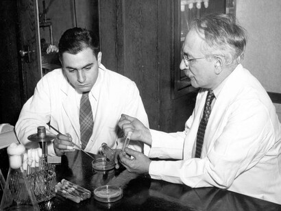 Albert Schatz y Selman Waksman en el laboratorio de la Universidad de Rutgers